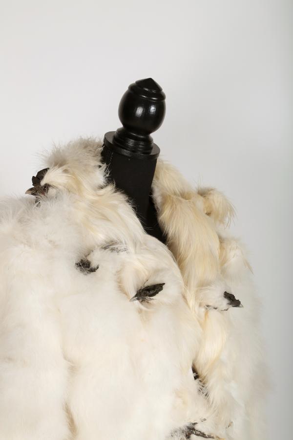 Under My Skin, taxidermic chicken feathers (CCP14), silk, 160 x 83 x 30 cm © Koen Vanmechelen Under My Skin © Koen Vanmechelen