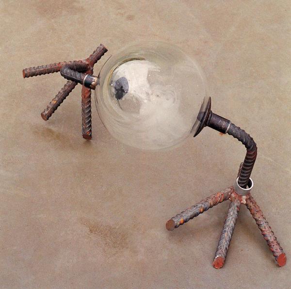 The Walking Egg © Koen Vanmechelen