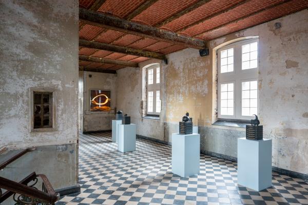 Mirrors of Time, Oud-Rekem, Between Jungle and Civilization © Koen Vanmechelen, photo Kris Vervaeke