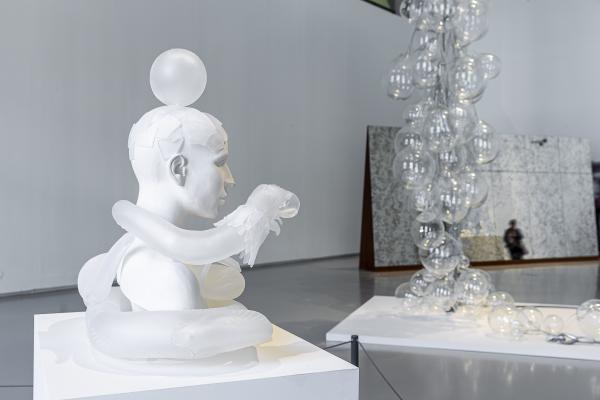 Evolution of a Hybrid © Koen Vanmechelen, GLASSTRESS, State Hermitage, Russia, 2021, photo by Svetlana Ragina