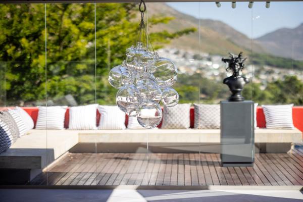 Cosmopolitan Renaissance, Hout Bay, Cape Town (SA), 11-28 Feb 2025 © Karen Winter