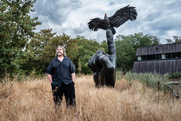 Koen Vanmechelen te midden van zijn levenswerk: Labiomista. © Kristof Vadino