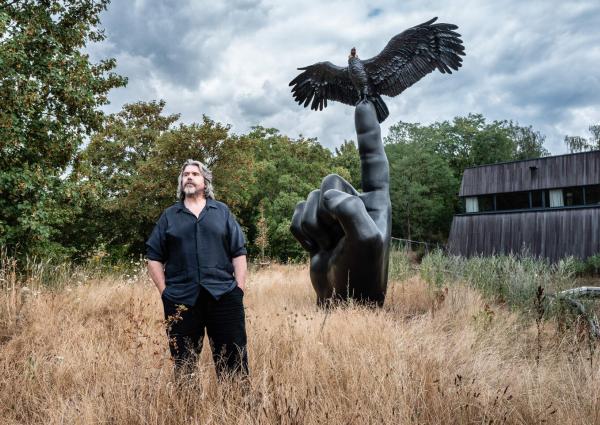 Koen Vanmechelen te midden van zijn levenswerk: Labiomista. © Kristof Vadino